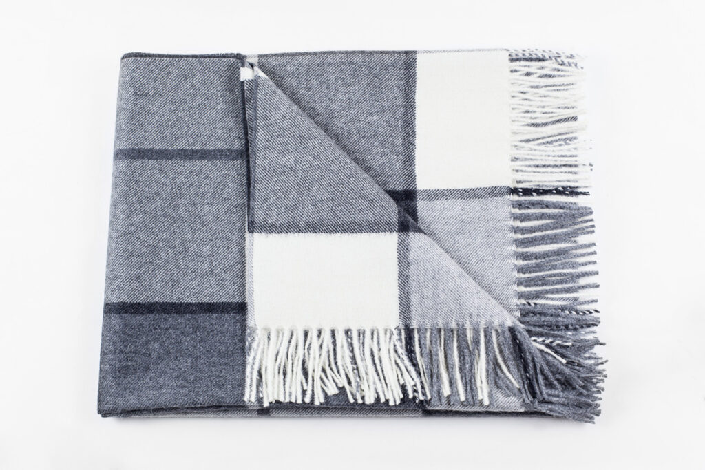 pilkos-spalvos-languotas-pledas-65-1