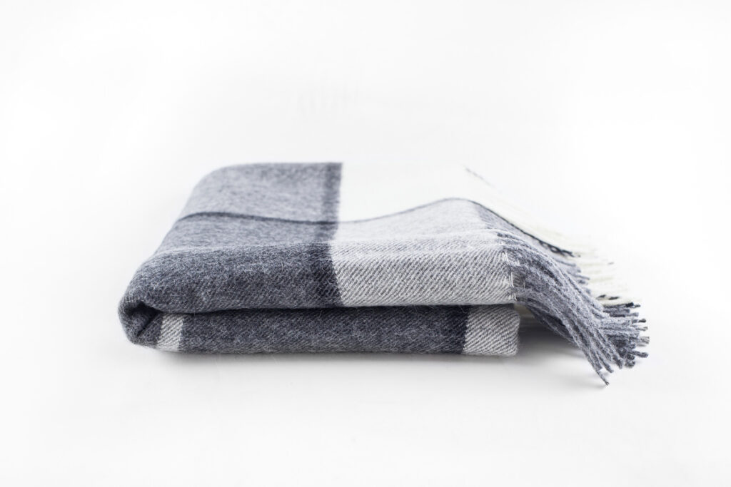 pilkos-spalvos-languotas-pledas-65