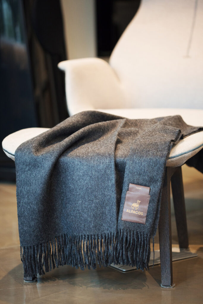 tamsiai-pilkos-spalvos-pledas-92-1