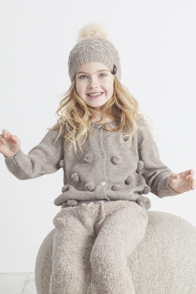 vaikiskas-megztinis-smelio-bumbuliukai-meskutis kelnes-smelio-nixi-smel