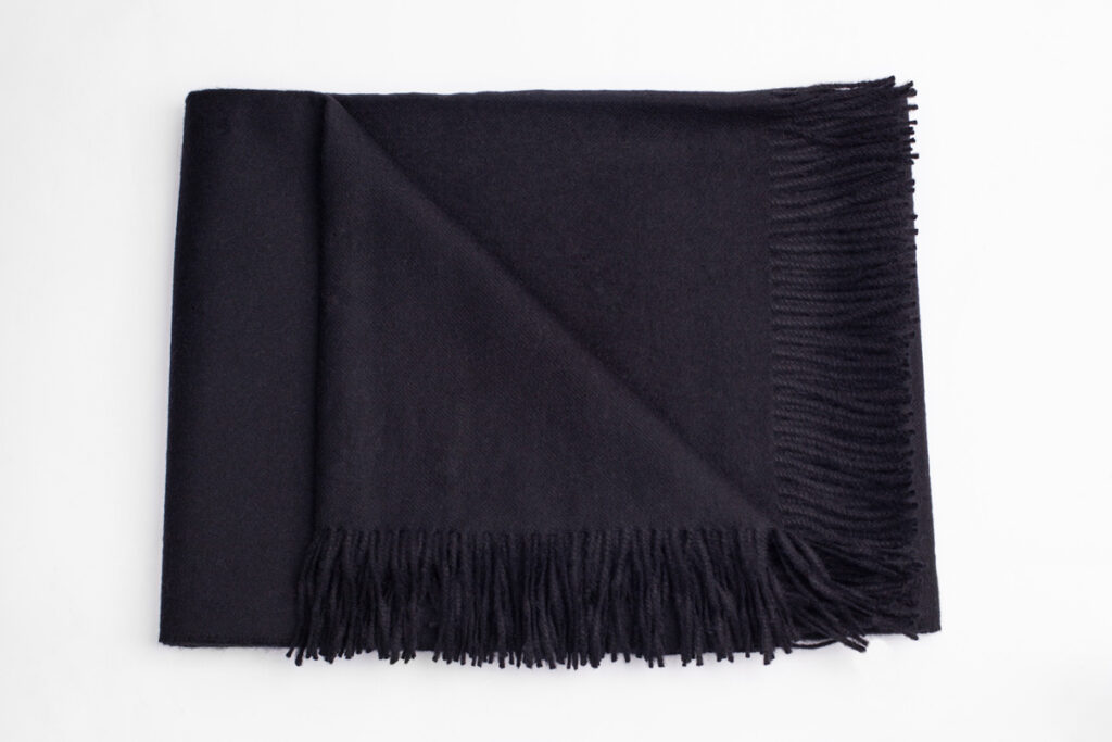 juodos-spalvos-pledas-173-1