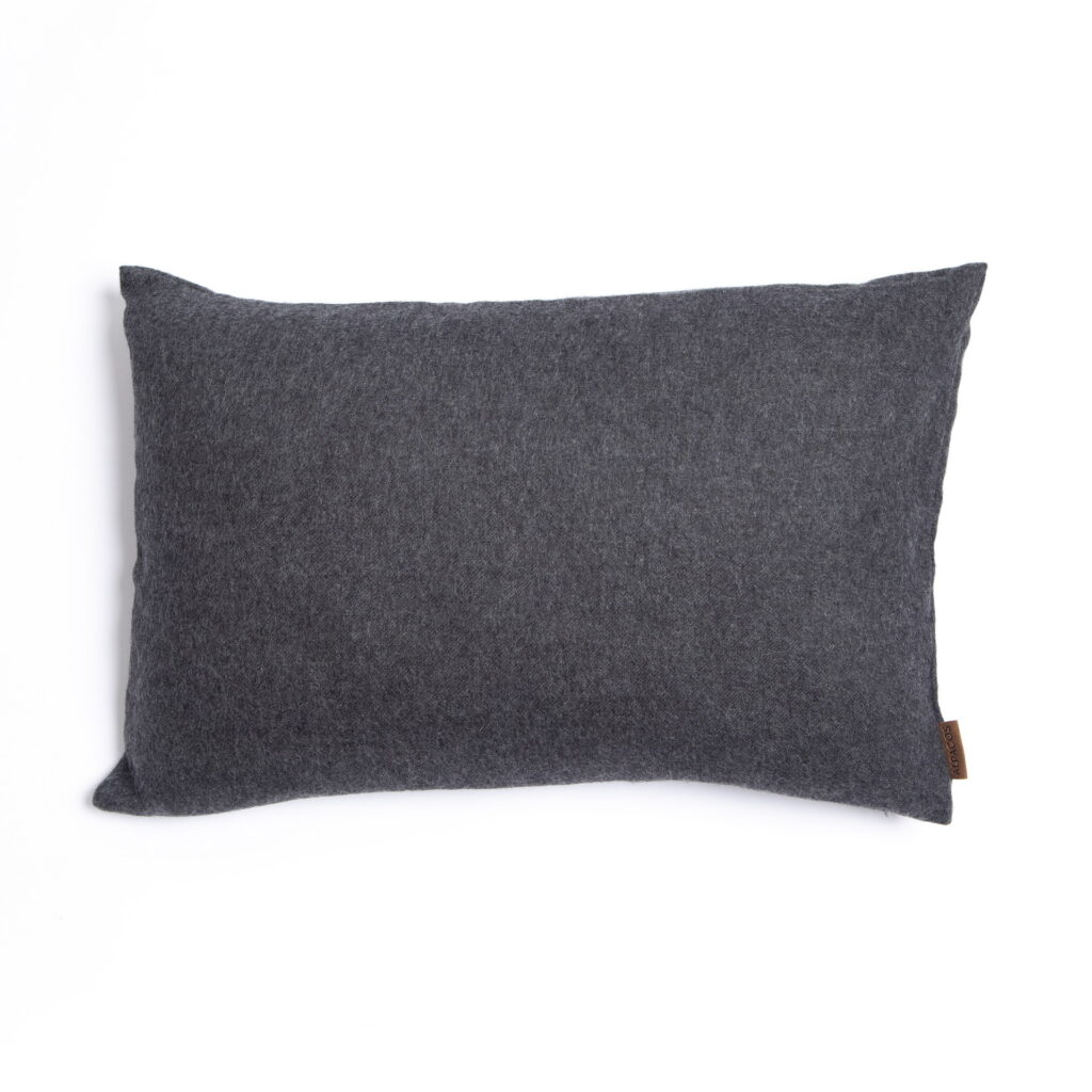 lima-tamsiai-pilkos-spalvos-pagalvele-204