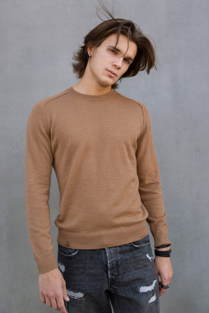 lengvas-megztinis-apskrita-apykakle-luis-kupranugario-spalvos-407-1