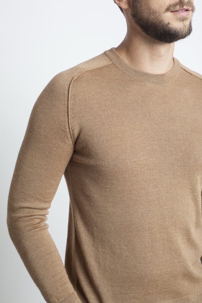 lengvas-megztinis-apskrita-apykakle-luis-kupranugario-spalvos-407-4