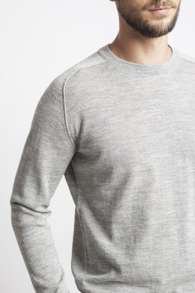 lengvas-megztinis-apskrita-apykakle-luis-pilkos-spalvos-409-1