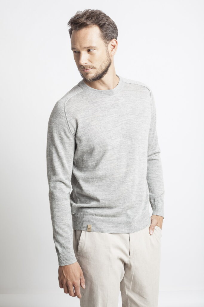 lengvas-megztinis-apskrita-apykakle-luis-pilkos-spalvos-409-2