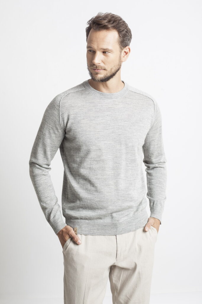 lengvas-megztinis-apskrita-apykakle-luis-pilkos-spalvos-409-3