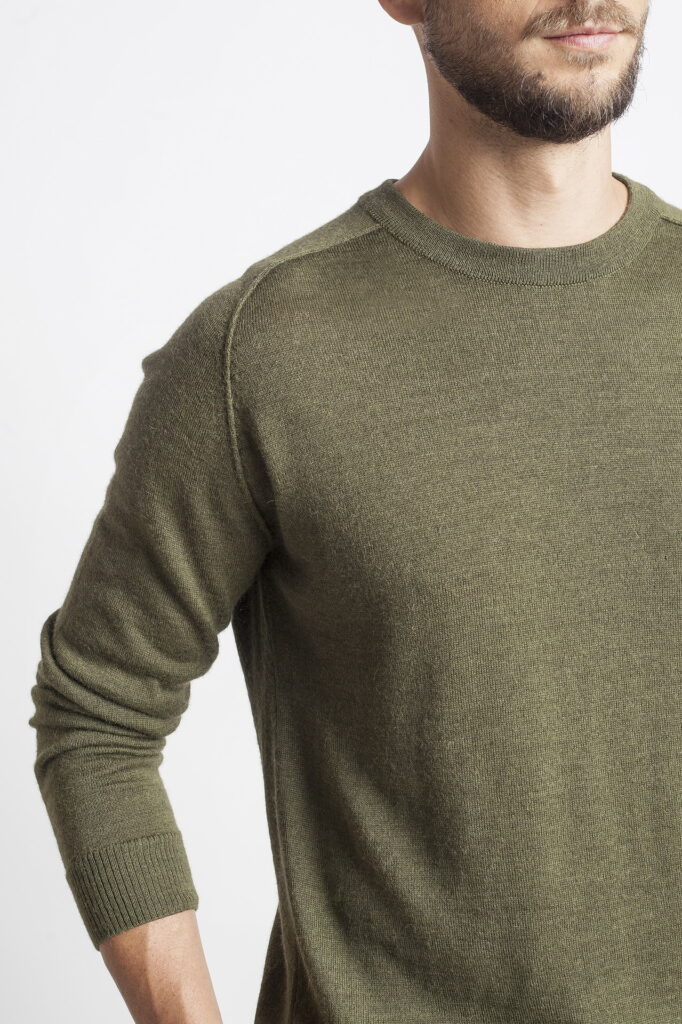 lengvas-megztinis-apskrita-apykakle-luis-samanines-spalvos-408-1