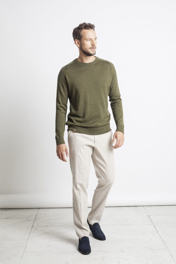 lengvas-megztinis-apskrita-apykakle-luis-samanines-spalvos-408