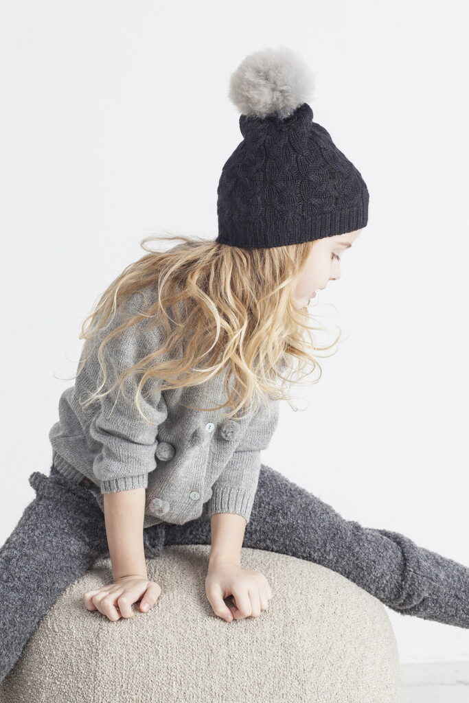 juoda-nixi-keupure-su-pilku-bumbulu