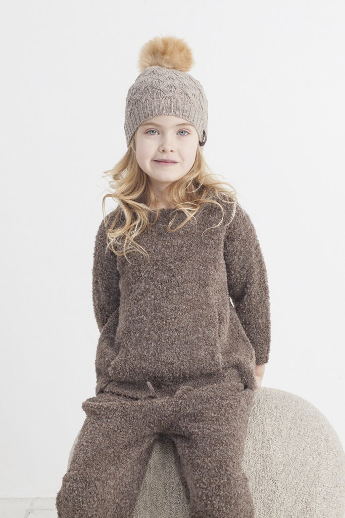 laisvalaikio-kostiumelis-rudos-splavos-nixi-kepure-su-karameliniu-bumbulu3