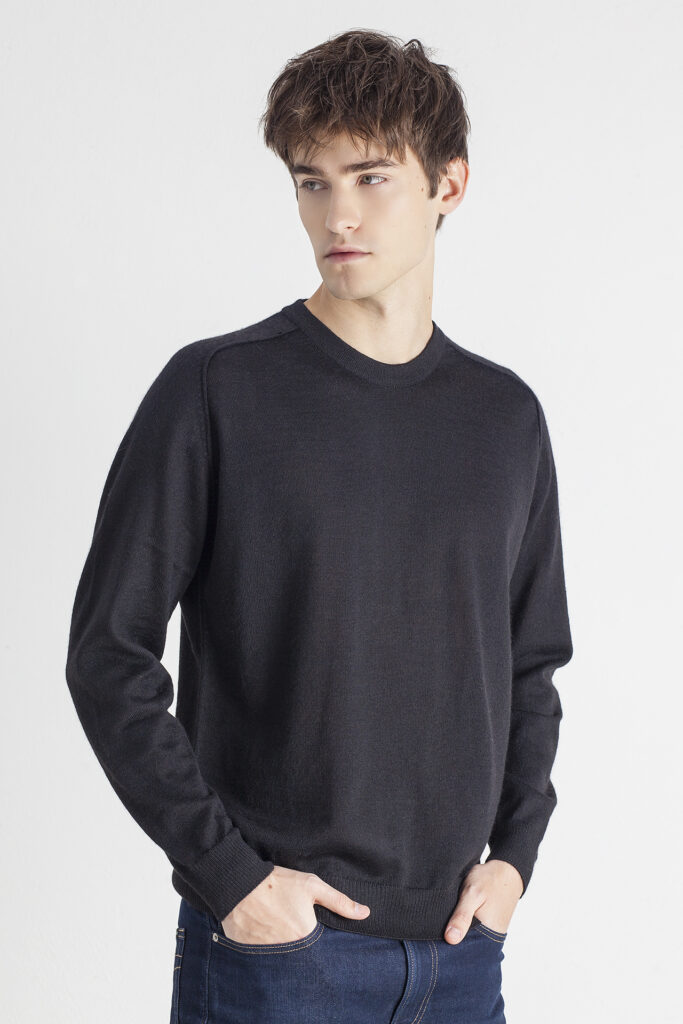 lengvas-megztinis-apskrita-apykakle-luis-juodos-spalvos (1)