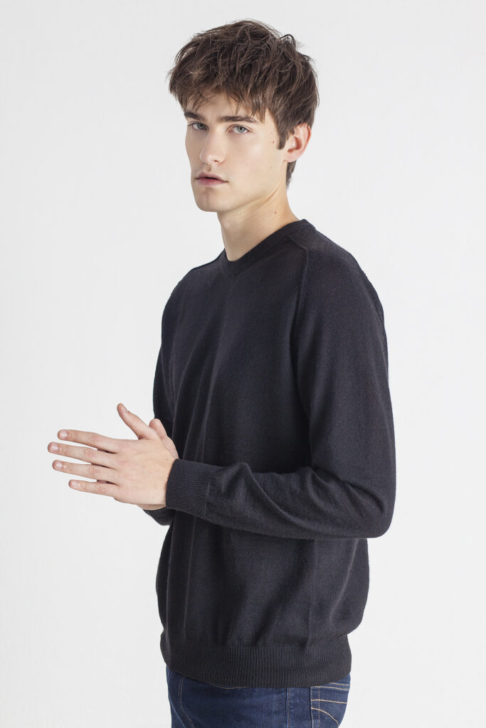 lengvas-megztinis-apskrita-apykakle-luis-juodos-spalvos (2)