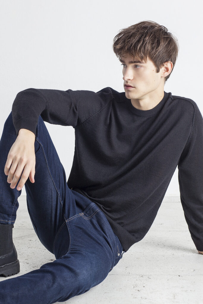 lengvas-megztinis-apskrita-apykakle-luis-juodos-spalvos (3)