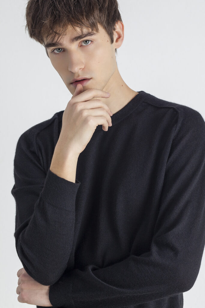 lengvas-megztinis-apskrita-apykakle-luis-juodos-spalvos