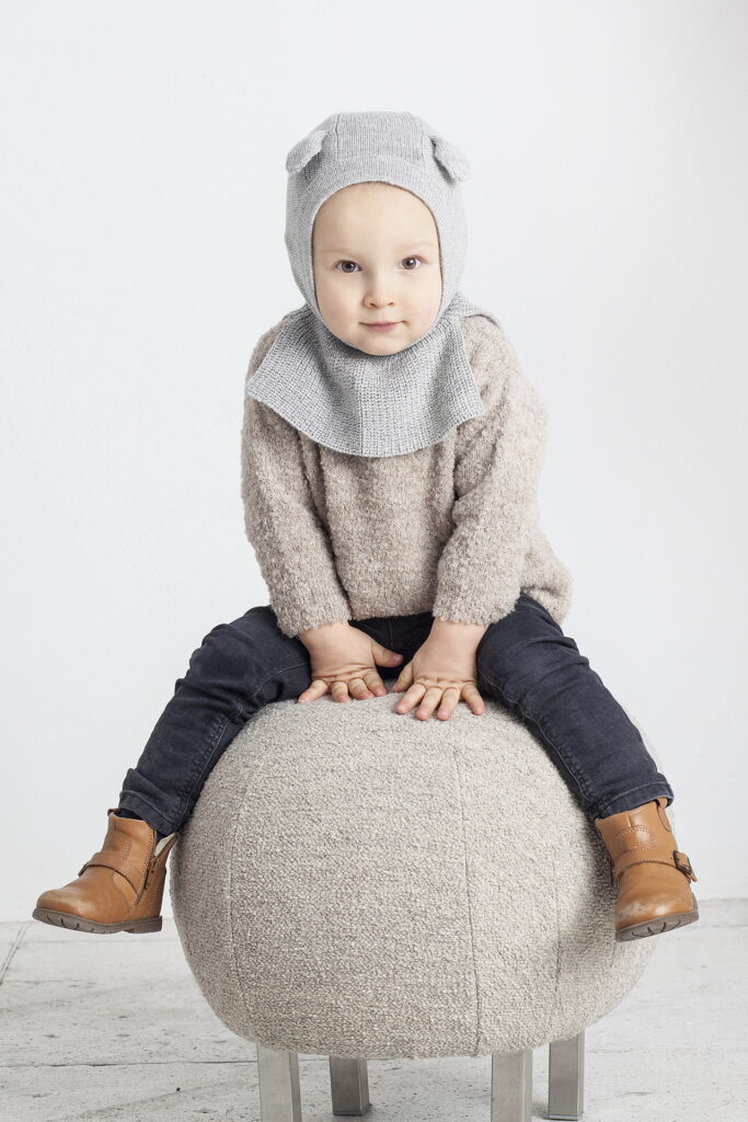 pilka-kepure-salmas-paprasta-smelio-spalvos-meskutis-megztinis