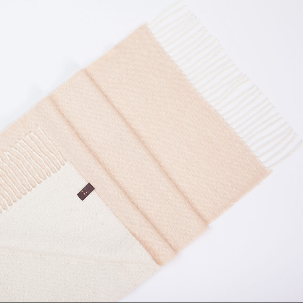 Dvipusis smėlinės-pieno baltumo spalvos šalikas