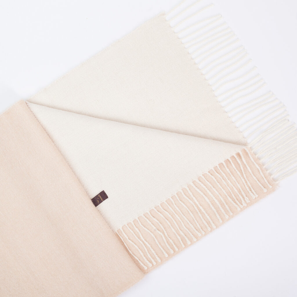 Dvipusis smėlinės-pieno baltumo spalvos šalikas1