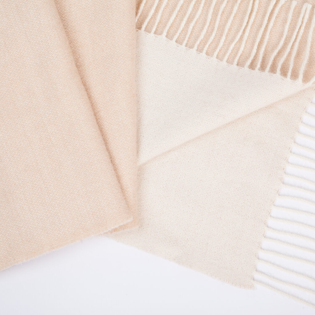 Dvipusis smėlinės-pieno baltumo spalvos šalikas2