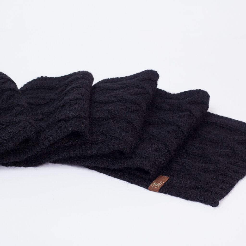 Pynių rašto šalikas Mia, juodos spalvos1