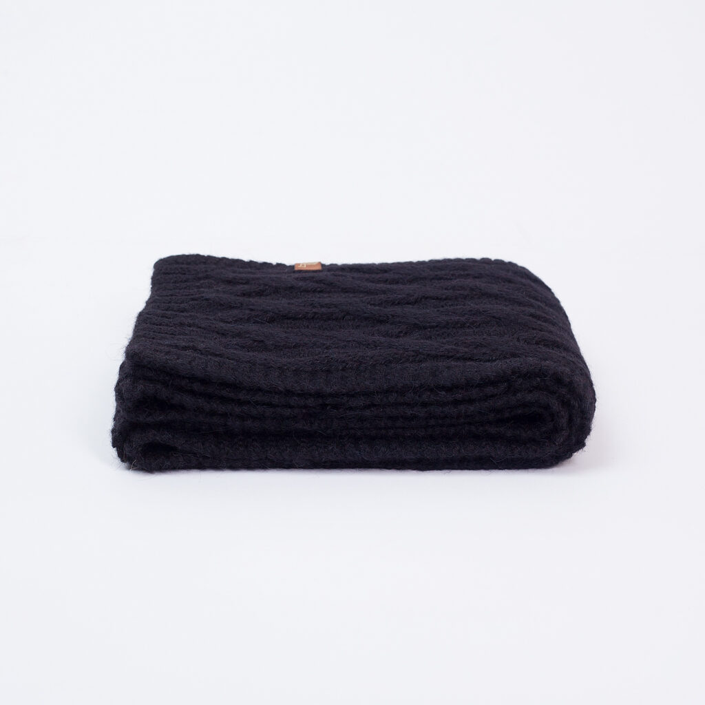 Pynių rašto šalikas Mia, juodos spalvos2