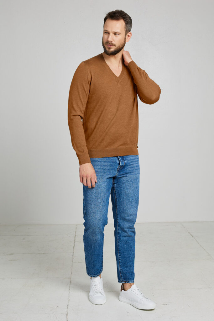 Megztinis su V formos iškirpte Alan, karamelinės spalvos