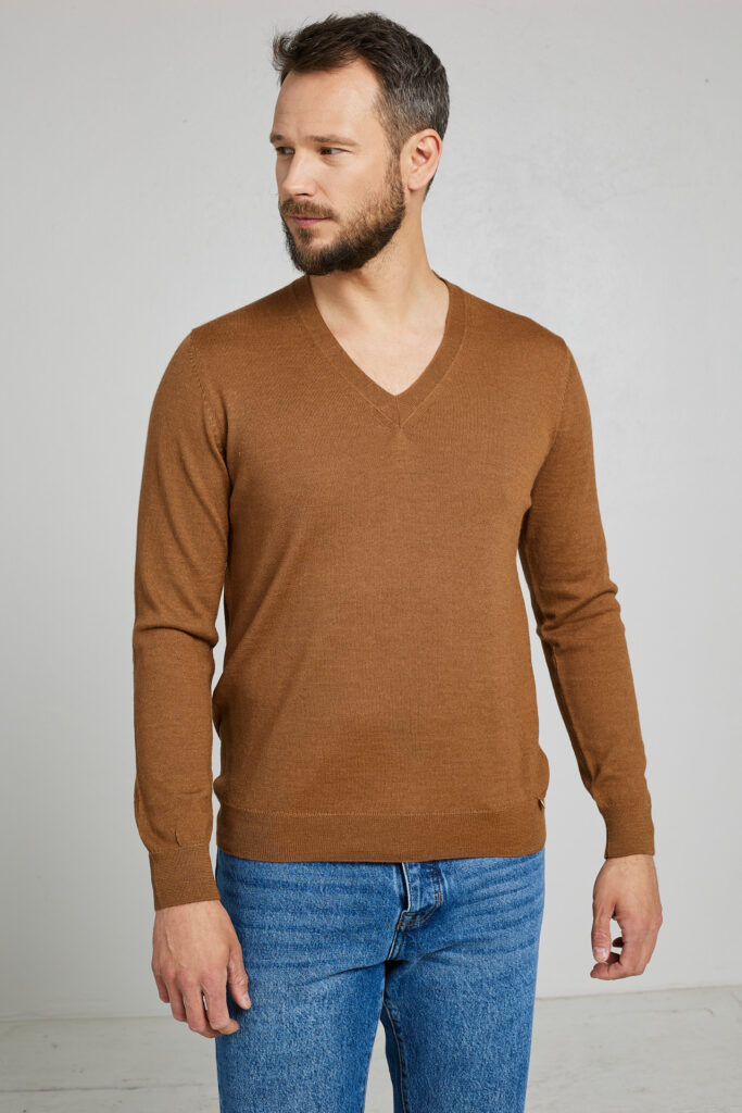 Megztinis su V formos iškirpte Alan, karamelinės spalvos2