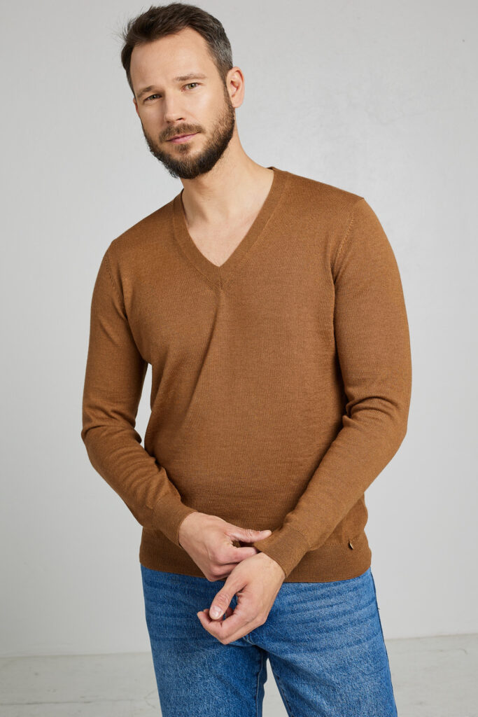 Megztinis su V formos iškirpte Alan, karamelinės spalvos3
