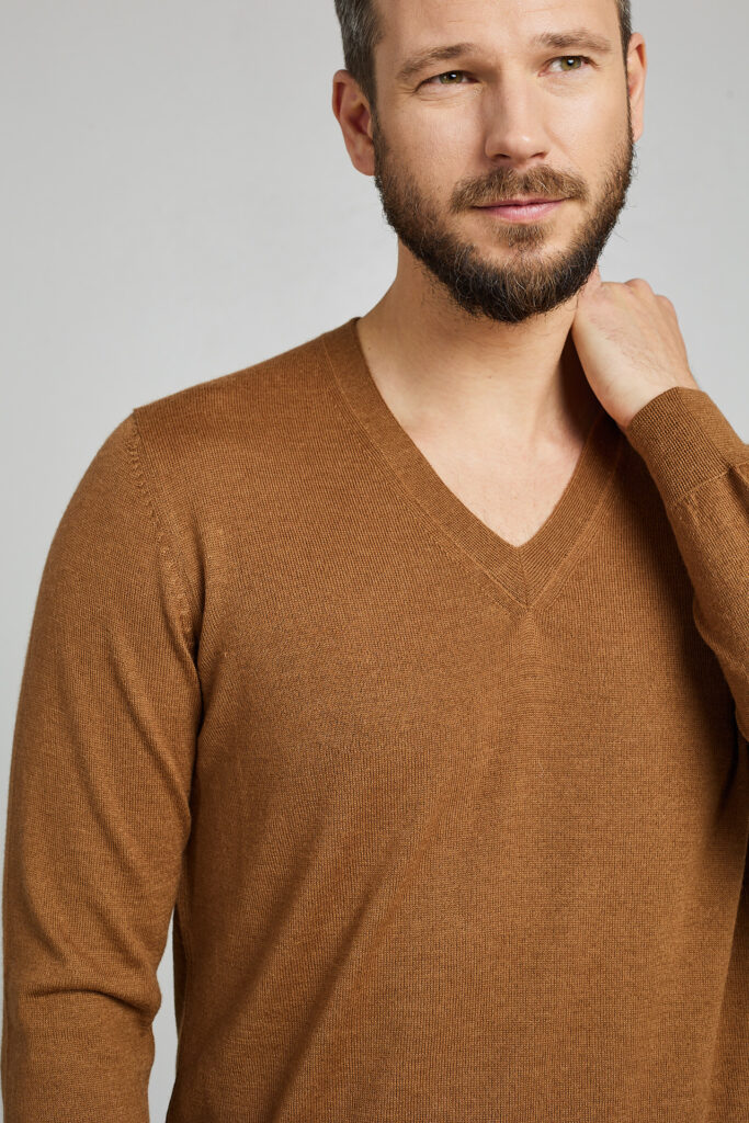 Megztinis su V formos iškirpte Alan, karamelinės spalvos4