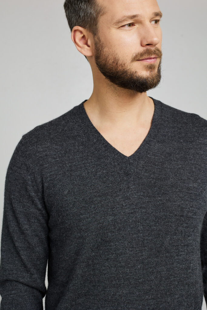 Megztinis su V formos iškirpte Alan, tamsiai pilkos spalvos1