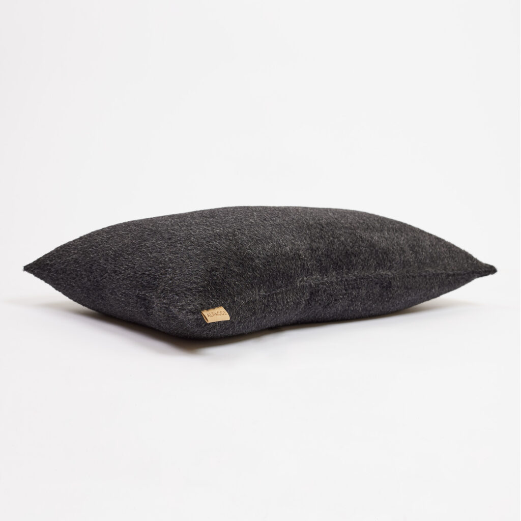LAKA tamsiai pilkos spalvos pagalvėlė1