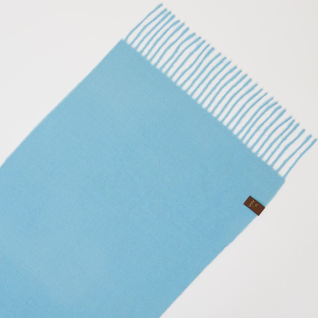 Žydros spalvos šalikas