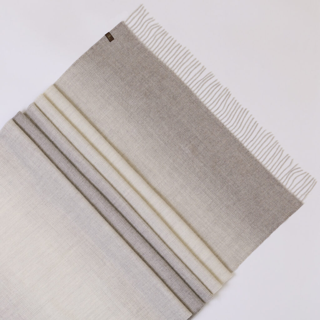 Pereinančių pilkų atspalvių šalikas1