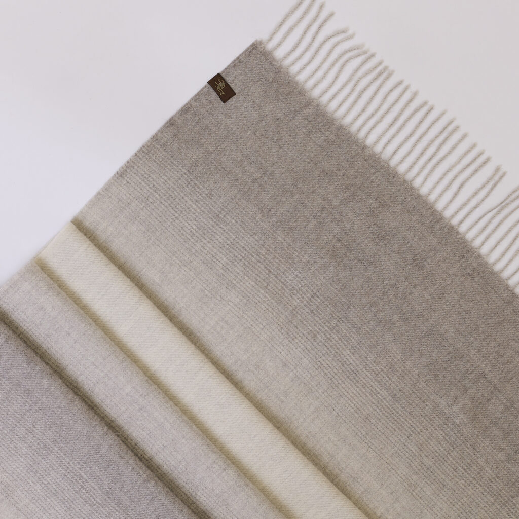 Pereinančių pilkų atspalvių šalikas5