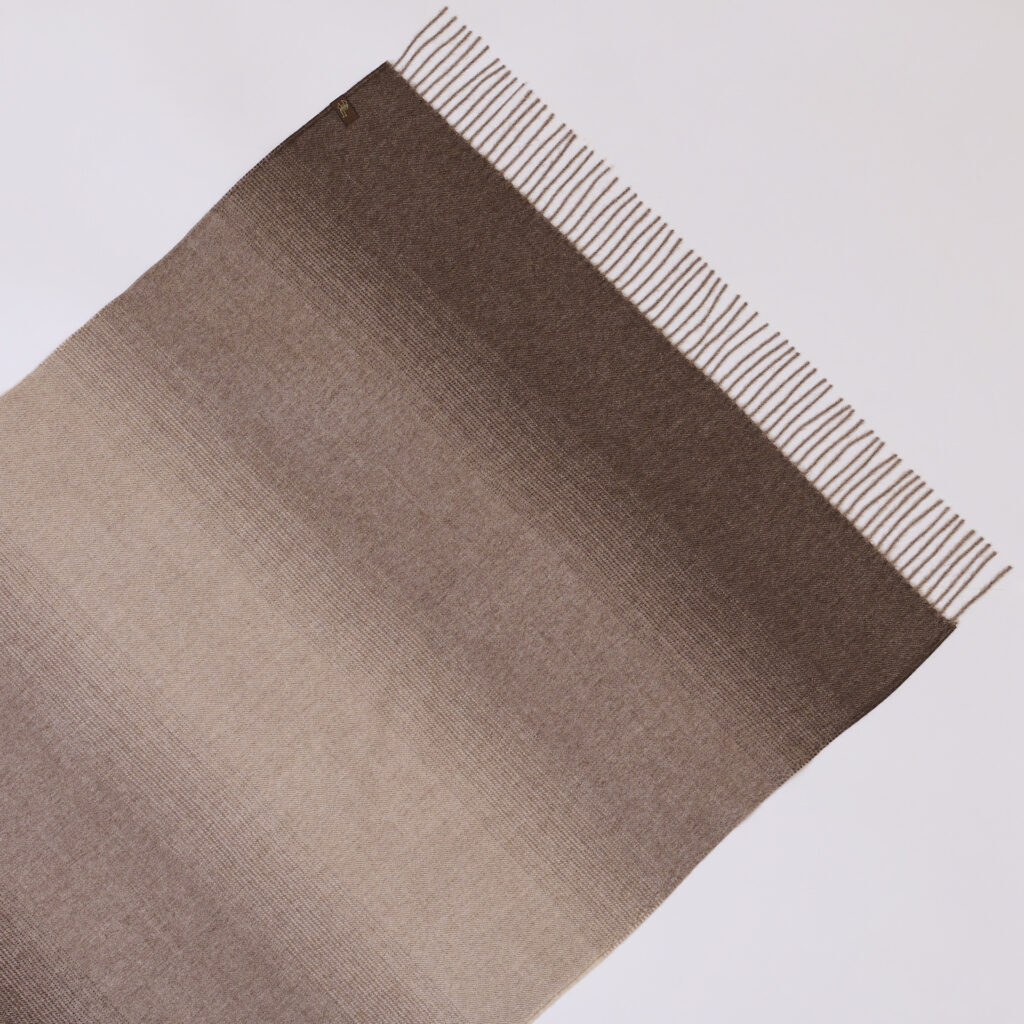 Pereinančių rudų atspalvių šalikas