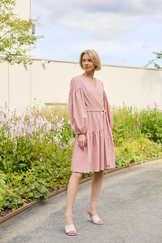 Lininė suknelė pūstomis rankovėmis Nusta, rožinės spalvos