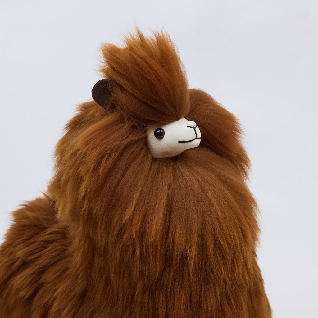 Alpakiukas Colbert, karamelinės spalvos (50 cm)1