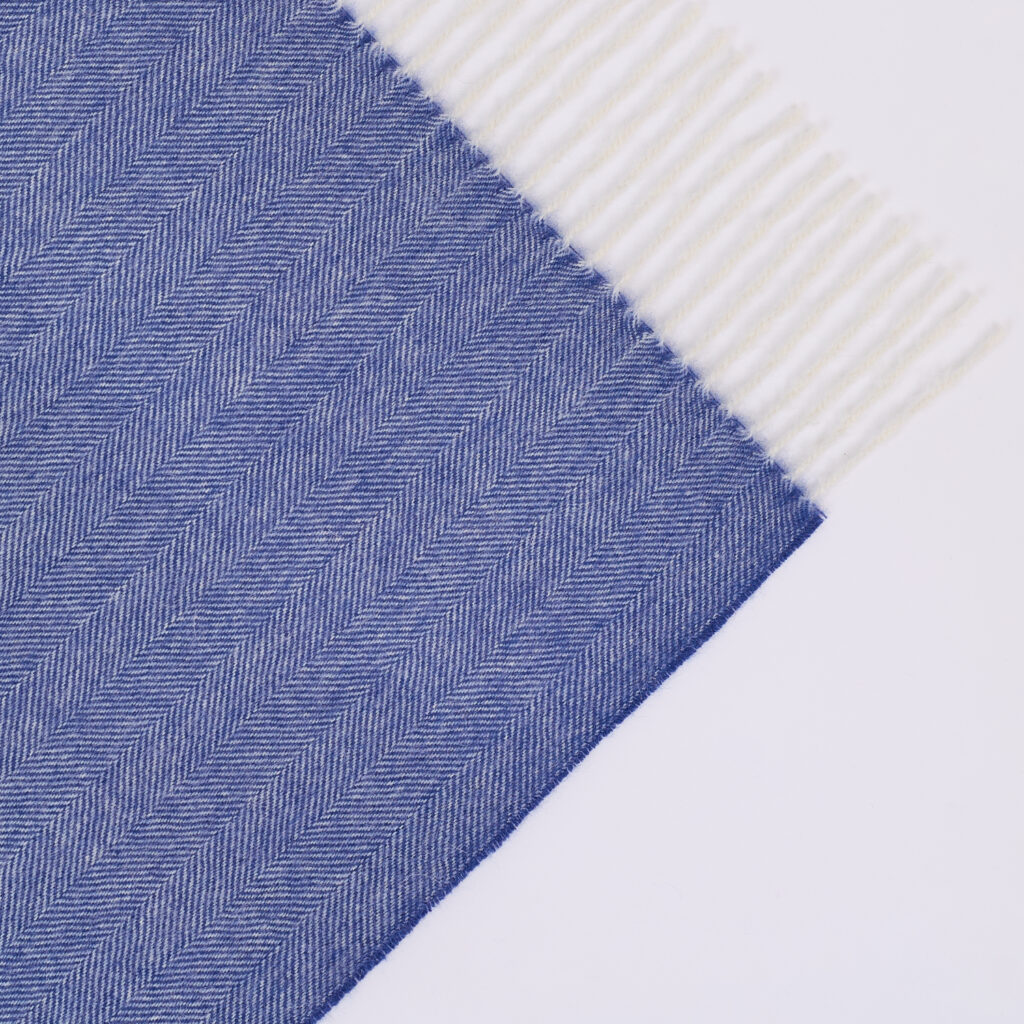 Mėlynos spalvos eglutės rašto šalikas3