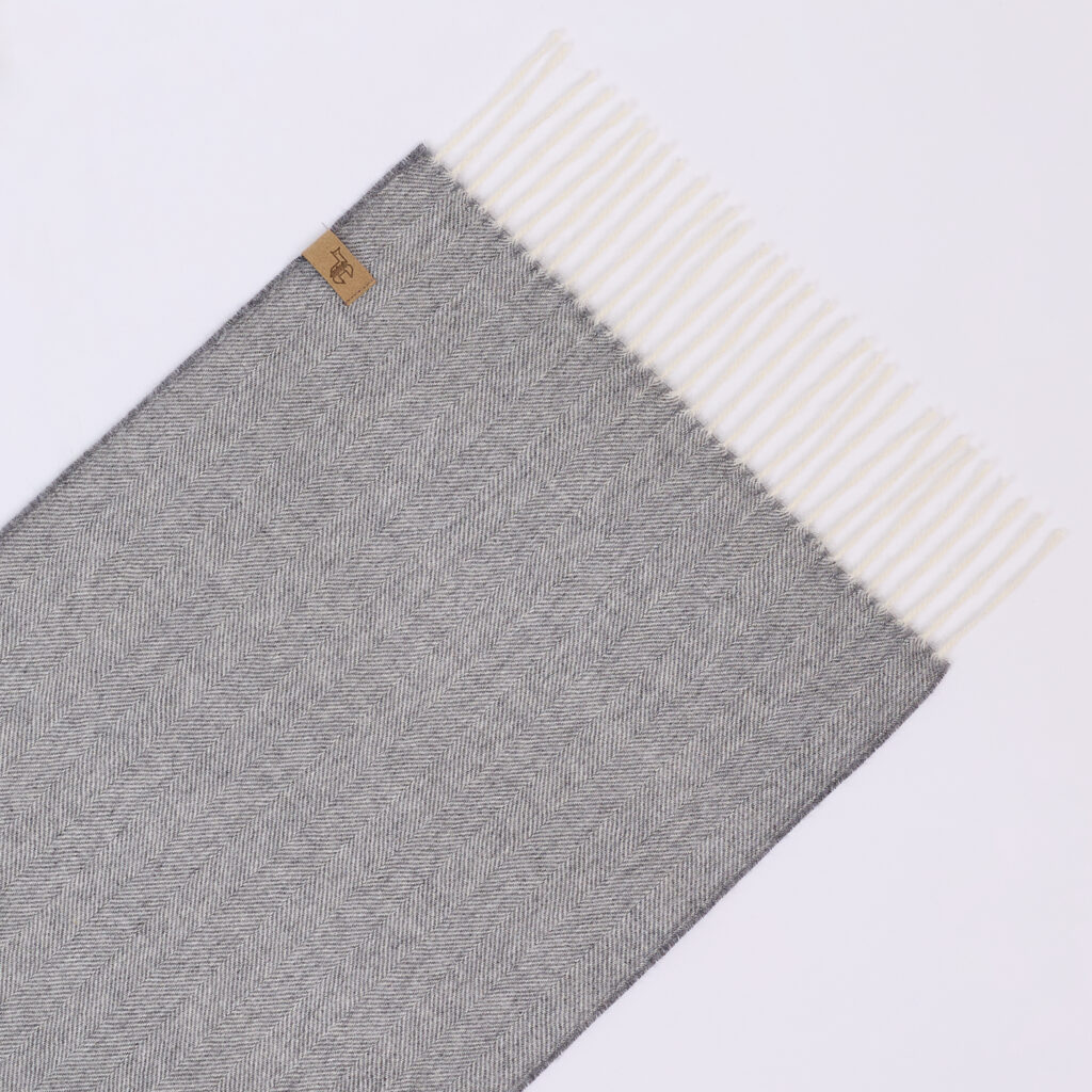 Pilkos spalvos eglutės rašto šalikas