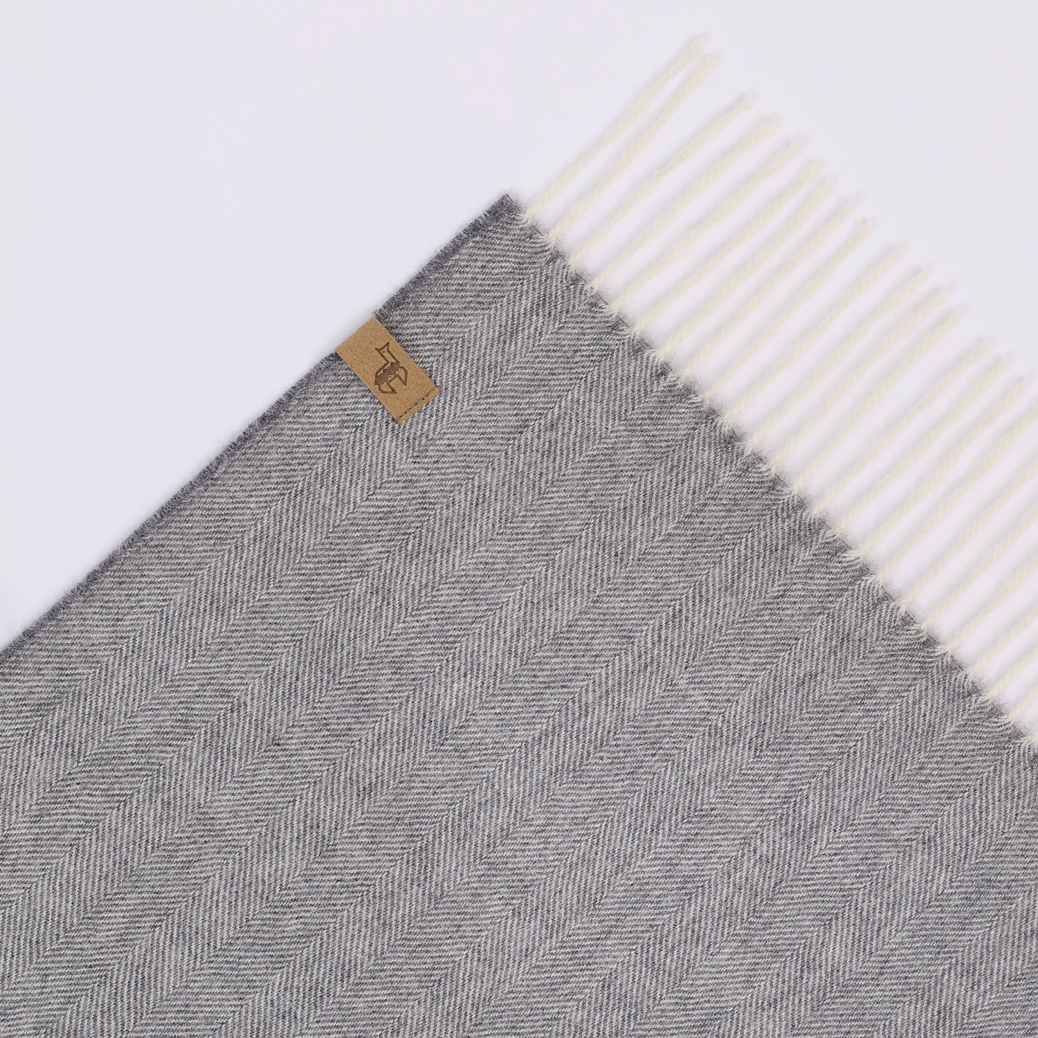 Pilkos spalvos eglutės rašto šalikas3