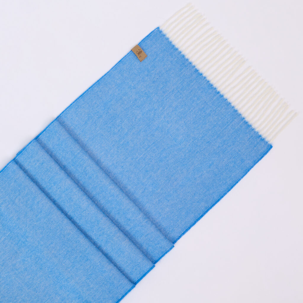 Žydros spalvos eglutės rašto šalikas4